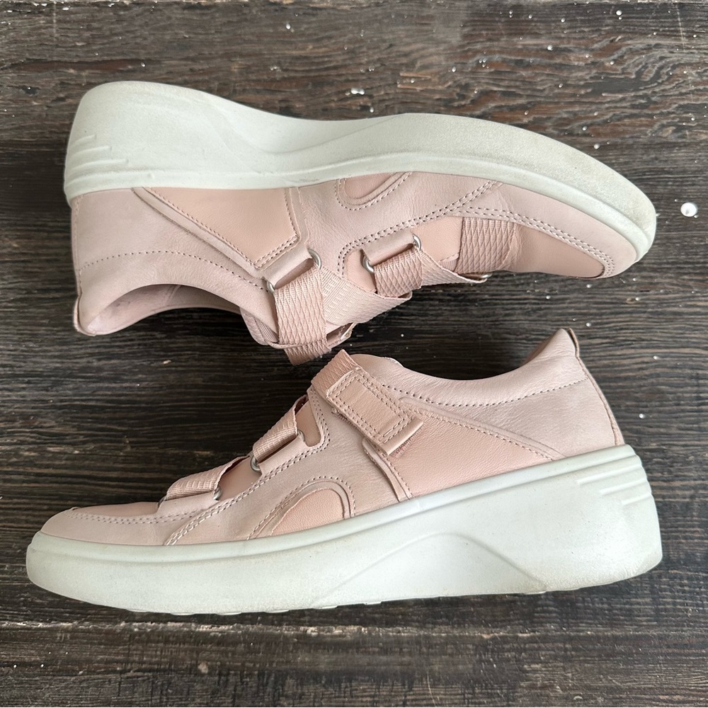ECCO Soft 7 Wedge Strap Sneaker Ladies Sneaker in Rose Dust size 38